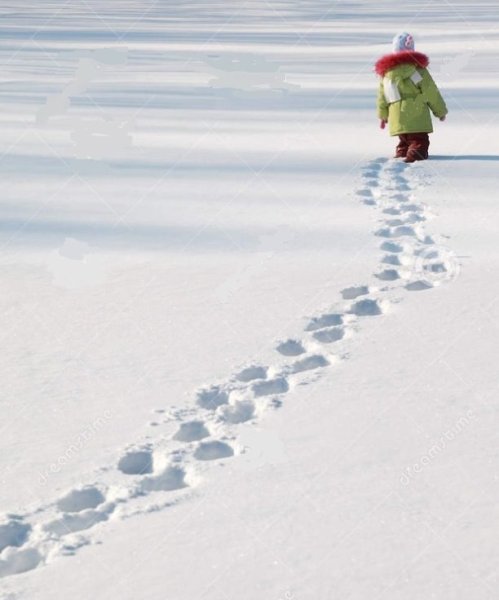 Человек идет по сугробам