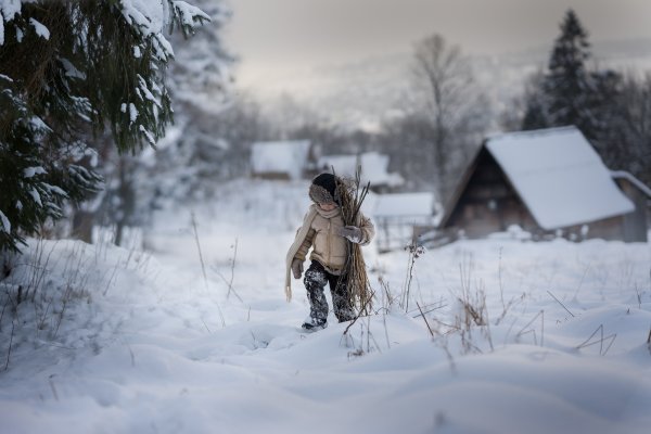Деревенский мальчик зима