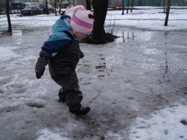 Ребенок в луже зимой