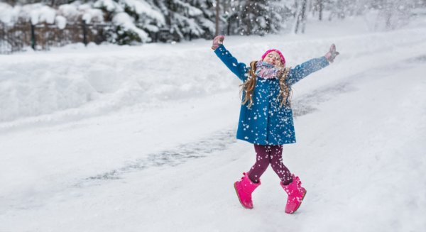 Дети бегут зима