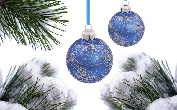 Новогодние шары на ветке