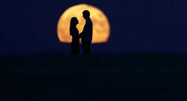 Влюбленные на фоне Луны