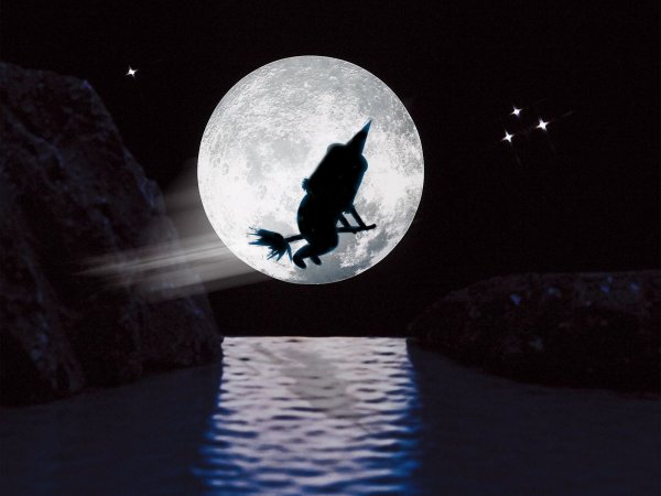 Ведьма на фоне Луны