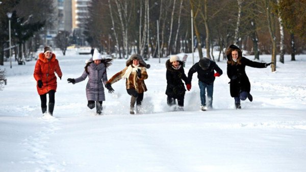 Дети бегают зимой