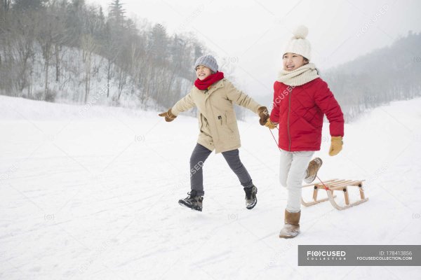 Дети бегут зимой