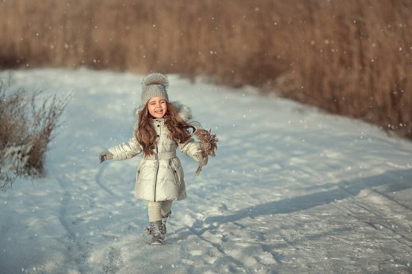 Девочка бежит зимой