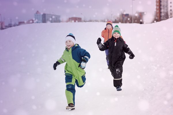 Дети бегут зимой