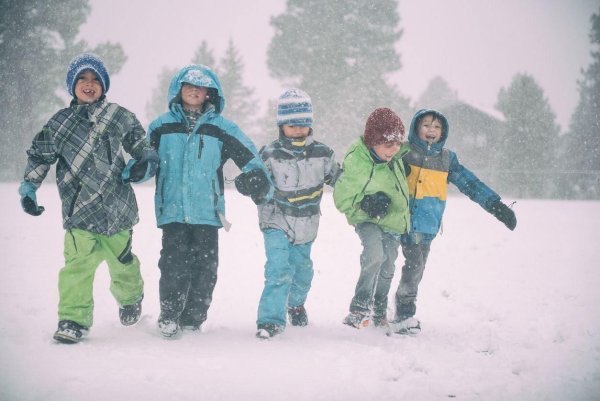 Дети бегут по снегу