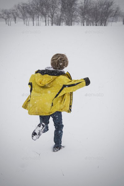 Дети бегут по снегу