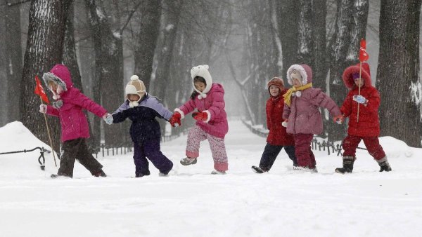 Дети бегают зимой