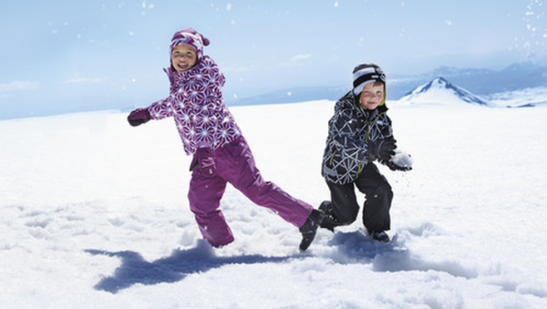 Дети бегут по снегу