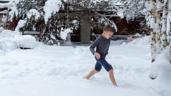 Мальчик босиком по снегу