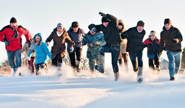 Толпа людей на улице зимой
