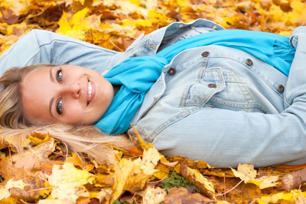 Девушка с листом