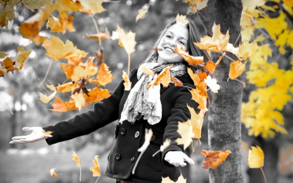 Девушка и листопад
