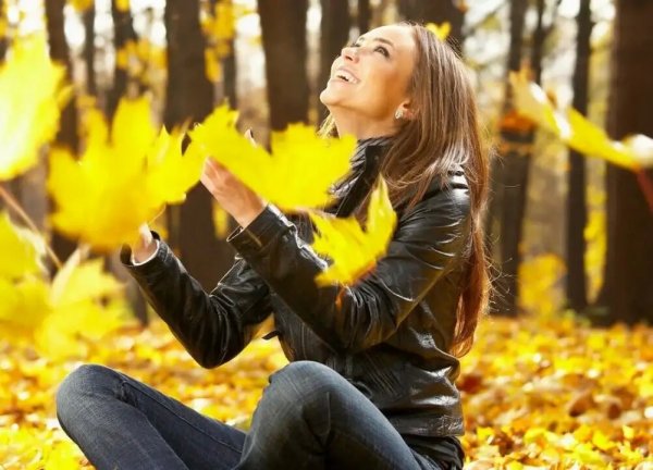 Осенний листопад и девушка