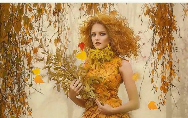 Девушка в платье из осенних листьев