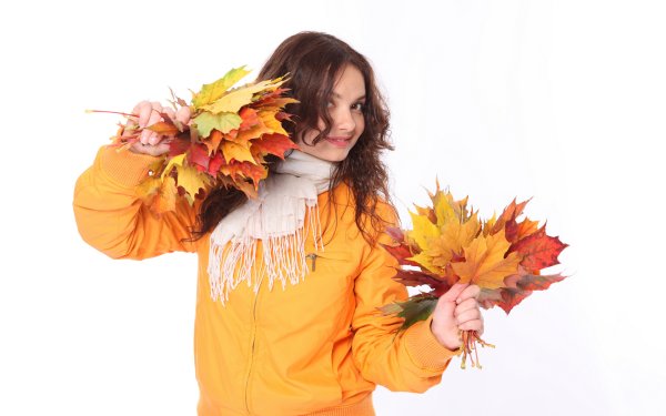 Девушка с букетом осенних листьев