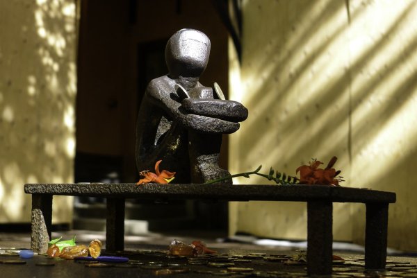 Памятник мальчику в Стокгольме