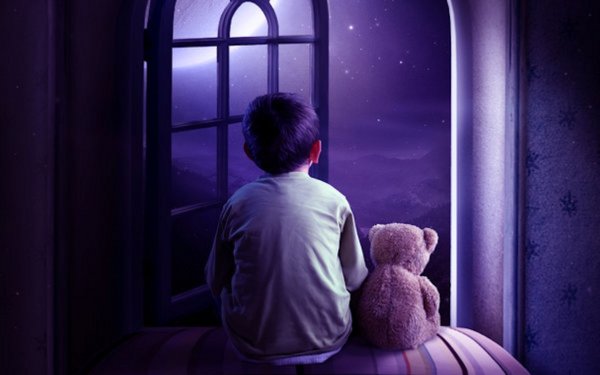 Мальчик смотрит в окно