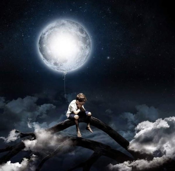 Мальчик на фоне Луны