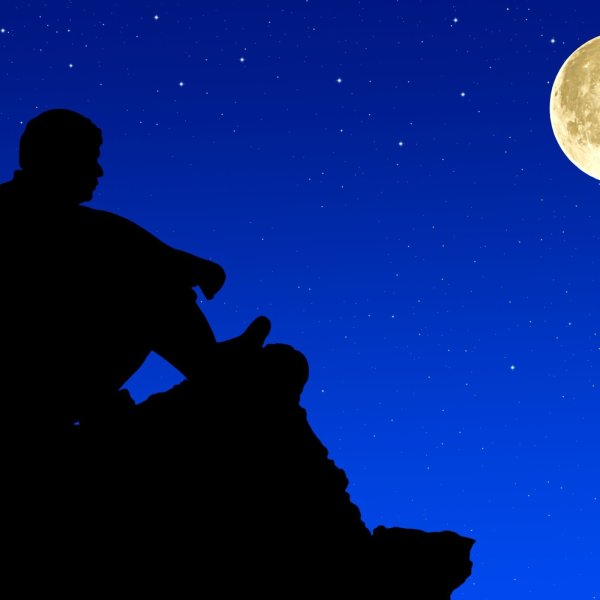 Парень сидит на Луне