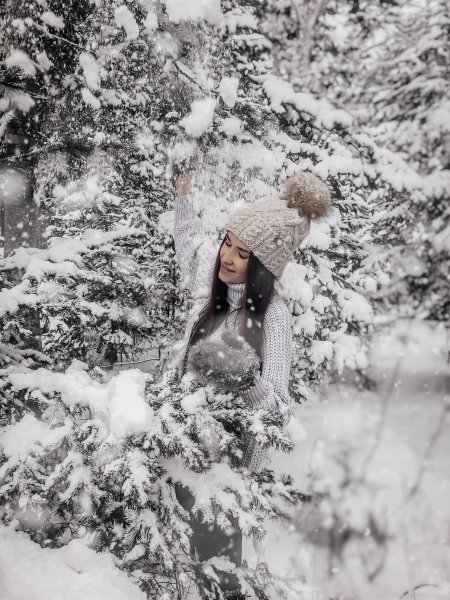 Фотосессия в заснеженном лесу