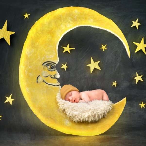Мальчик спит на Луне