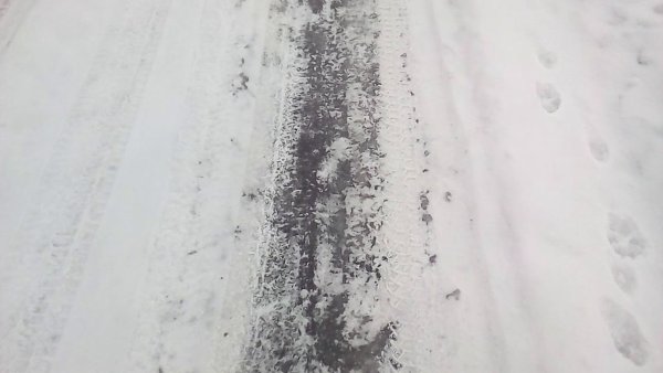 Серый лёд на растрескавшейся