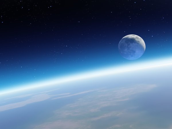 Луна в космосе