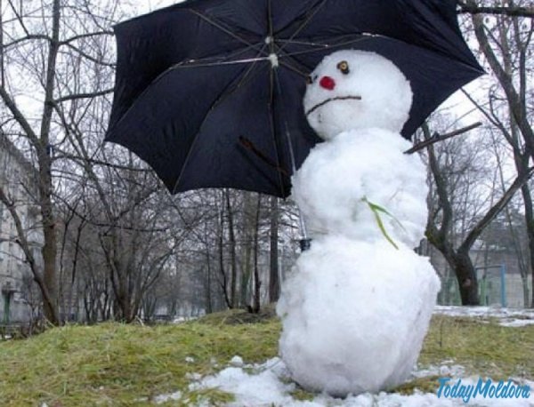 Снеговик под зонтом