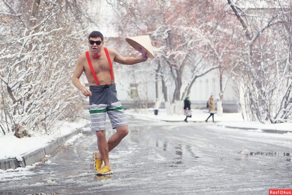 Парень зимой на улице