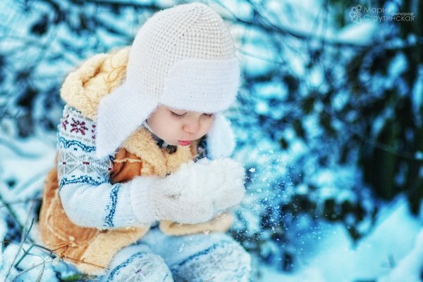 Ребенок в варежках