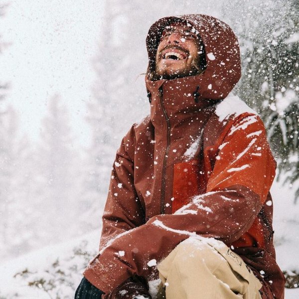 Парень в снегу