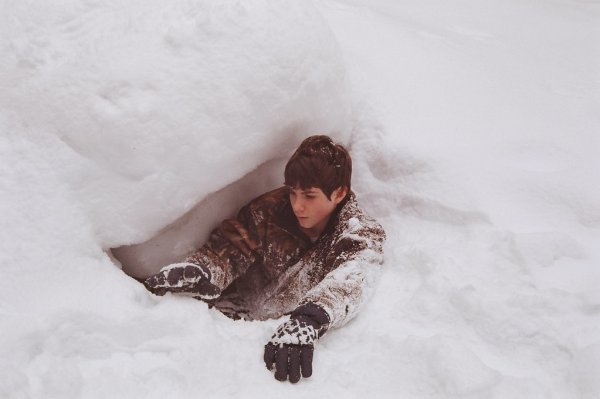 Мальчик в сугробе