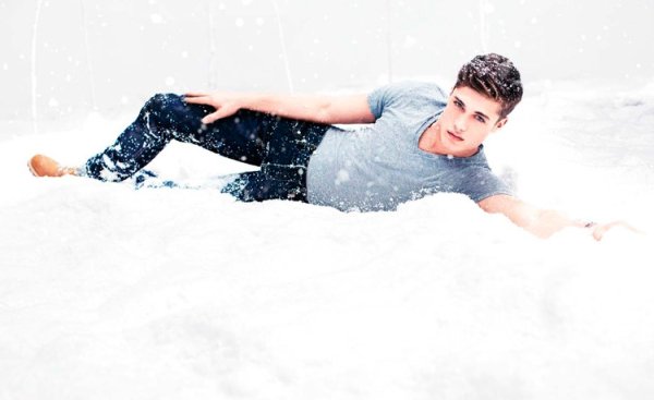 Мужчина в снегу