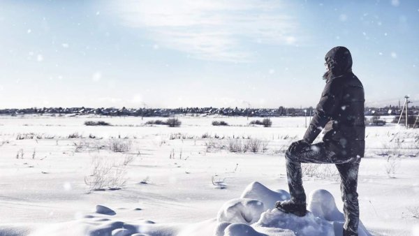 Человек в заснеженном поле