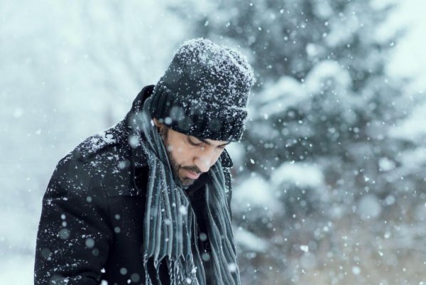 Парень в снегу