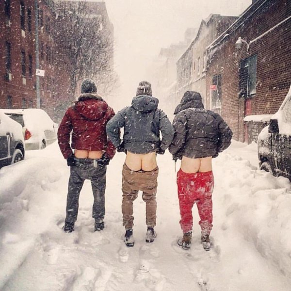 Пацан на улице зимой