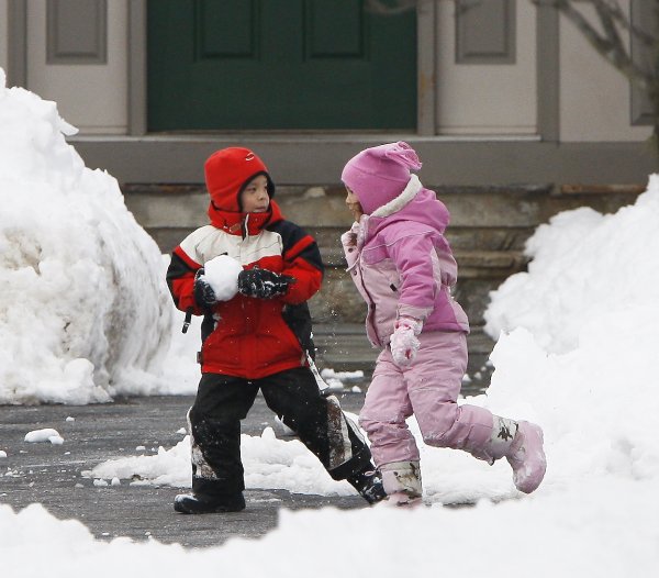 Дети играют в снежки
