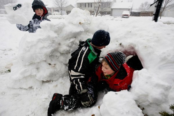 Дети играют в снегу