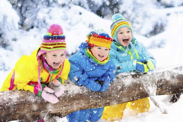 Фотосессия на детской площадке зимой