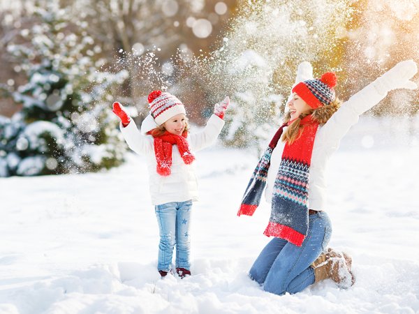 Счастливые дети зимой