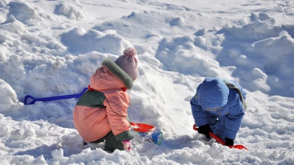 Дети играют в снегу