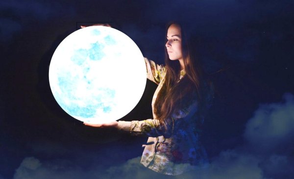 Девушка с магическим шаром