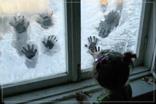 Ладошки на окне
