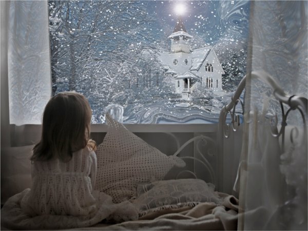 Девочка у заснеженного окна