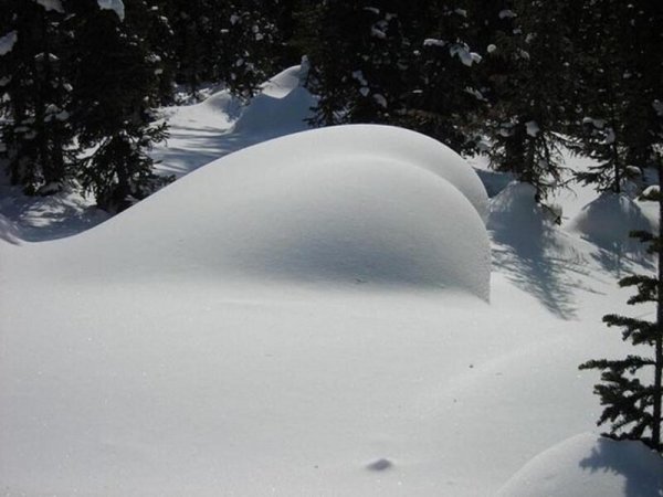 Сугроб из снега
