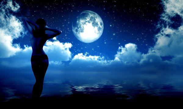 Море Луна девушка