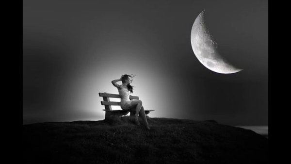 Девушка сидит на Луне